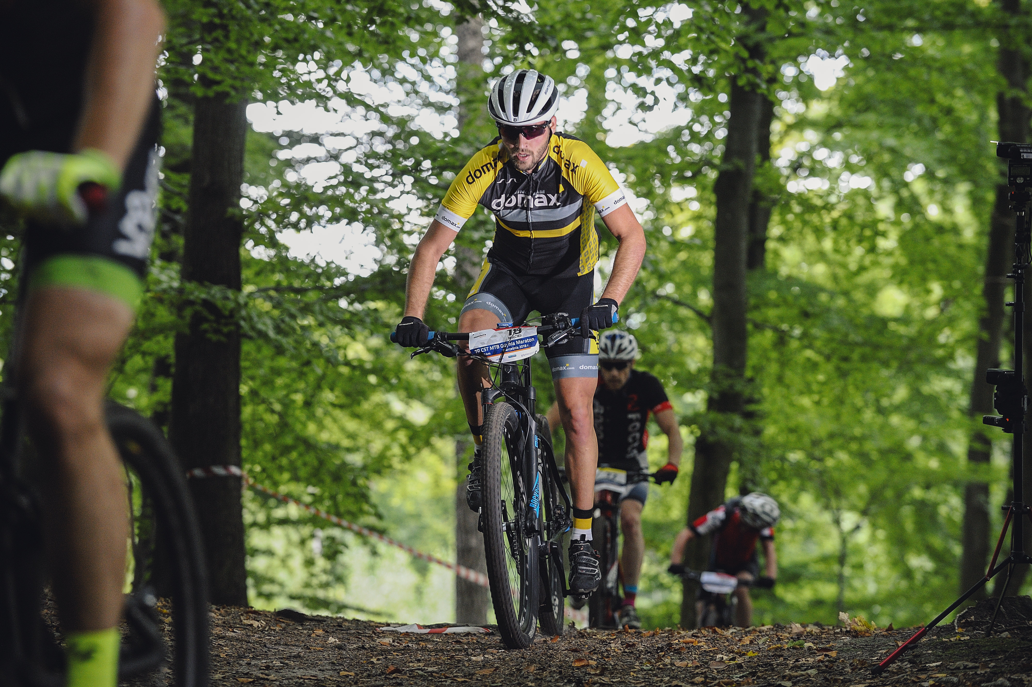 Kolarz górski podczas zawodów MTB Gdynia Maraton