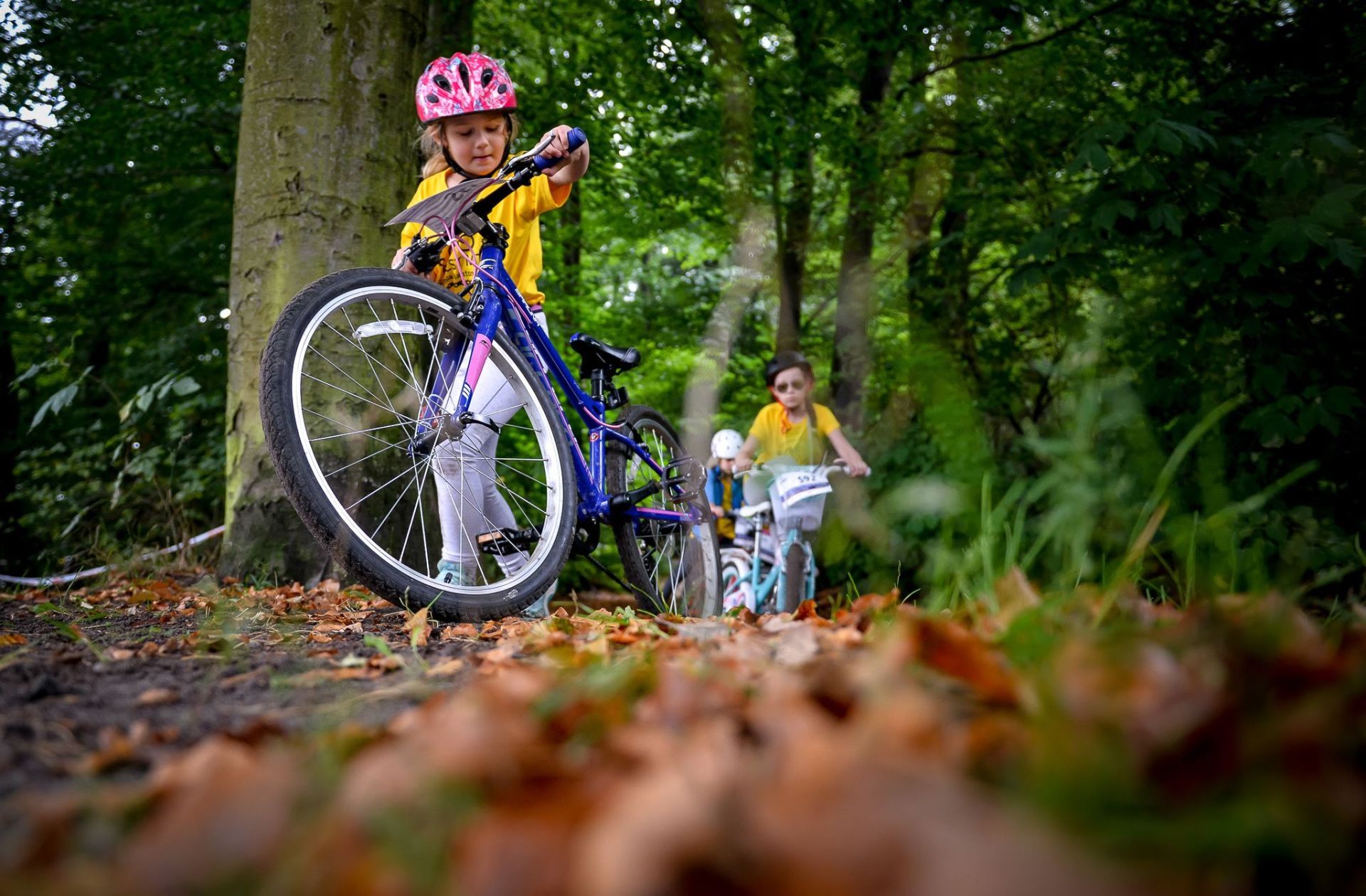 Dziewczynka podczas zawodów w kolarstwie górskim MTB Gdynia Maraton 