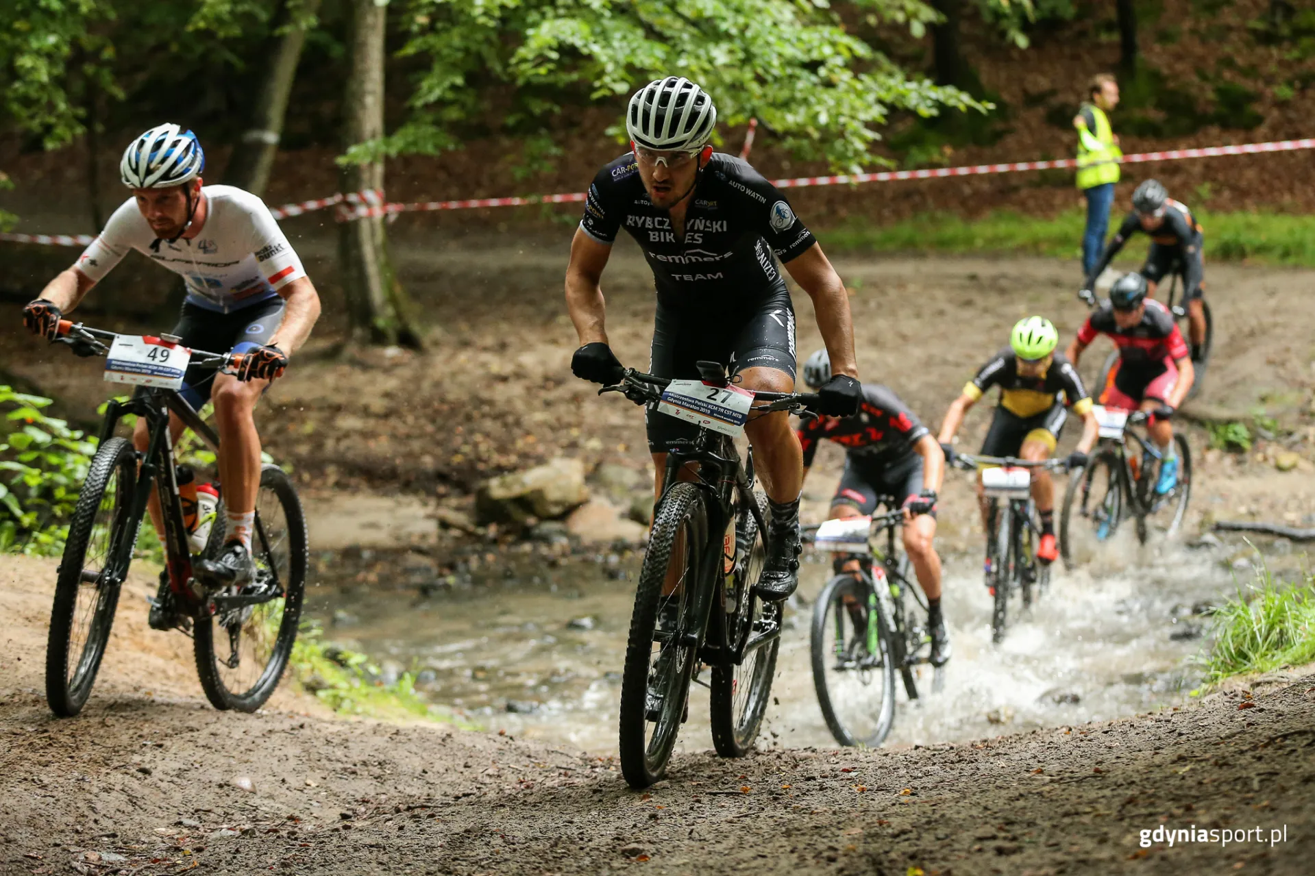 Kolarze górscy przejeżdżający przez rzekę podczas 7R CST MTB Gdynia Maraton 