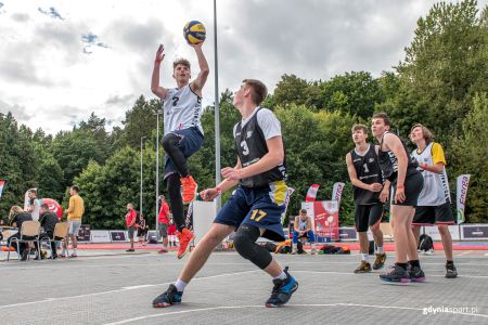 Koszykarz rzucający piłkę do kosza podczas turnieju 3x3 Gdynia