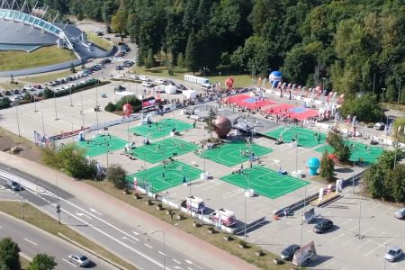 Zielone boiska koszykarskie zbudowane na parkingu przy Gdynia Arenie z lotu ptaka