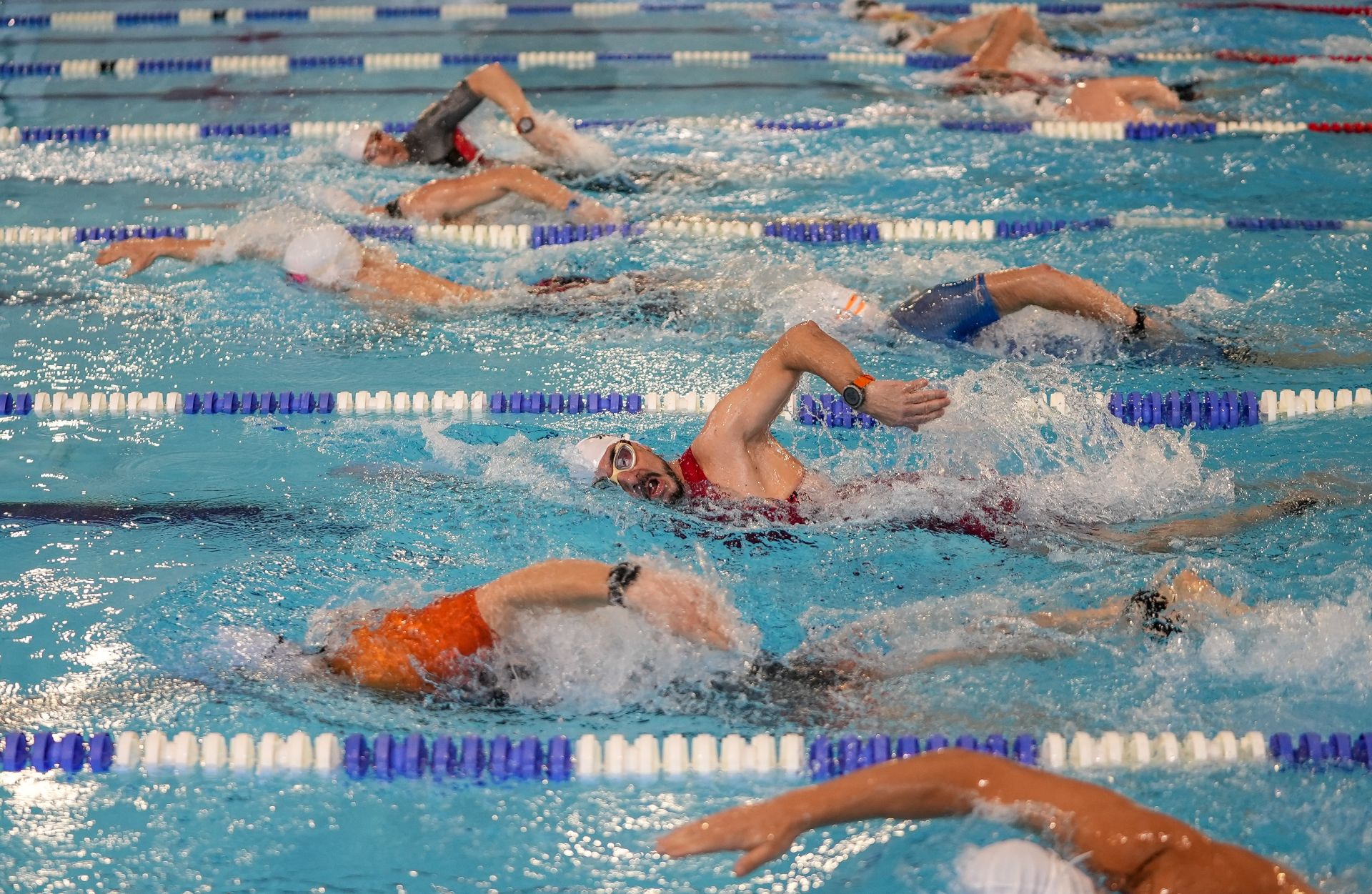 Pływający triathloniści podczas zawodówIndoor Triathlon Series Gdynia 