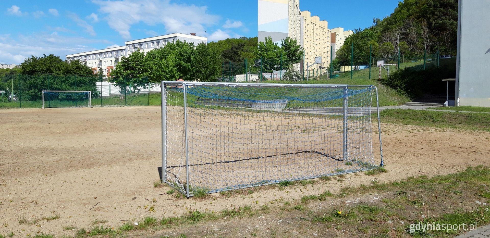 Bramka na starym boisku szkolnym SP 39 przy ulicy Unruga w Gdyni 