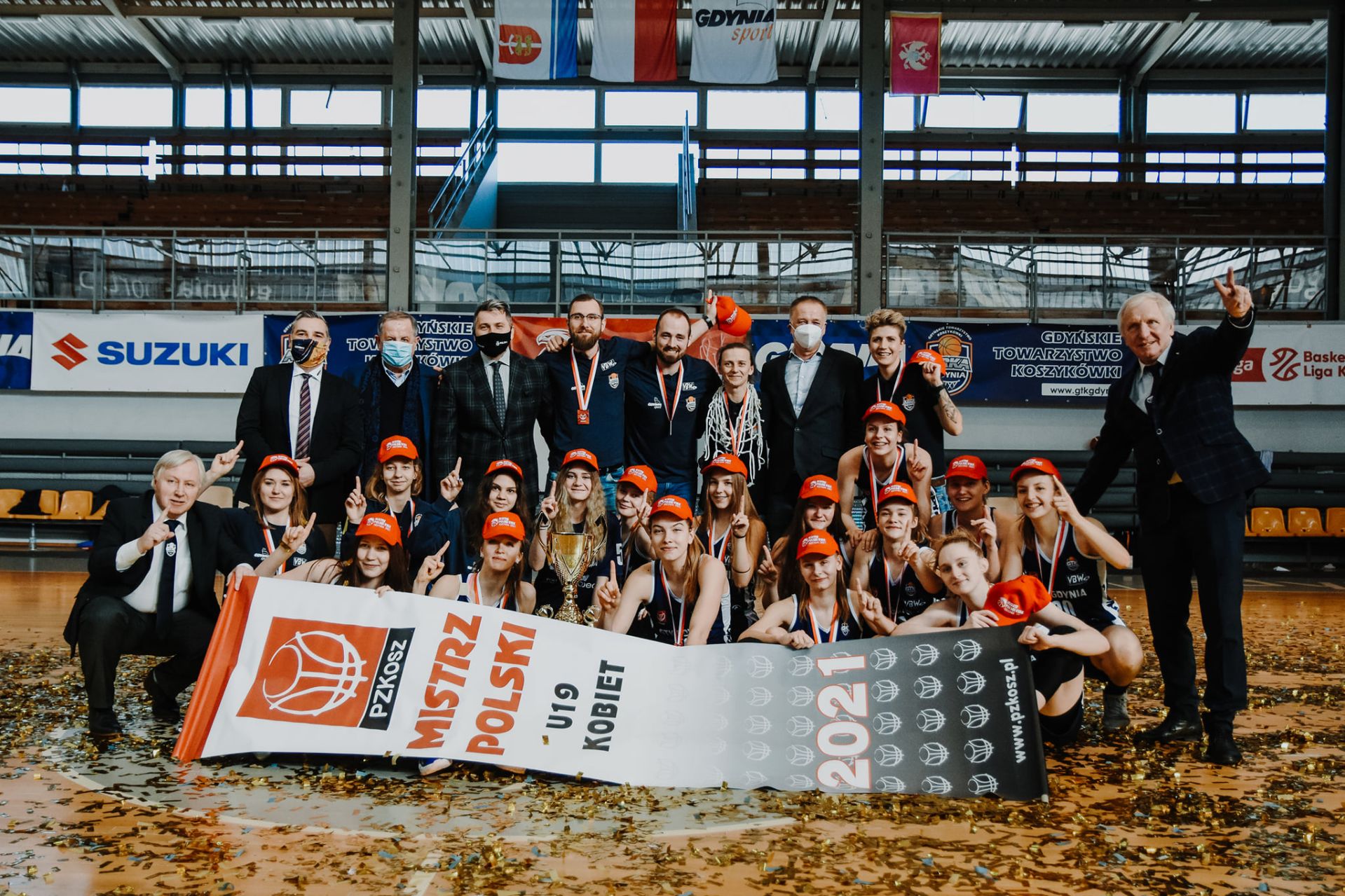Koszykarki GTK Gdynia świętujące zdobycie tytułu Mistrza Polski U19 