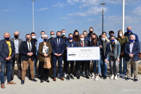 Koszykarki VBW Arki Gdynia odebrały z rąk prezydenta nagrodę finansową