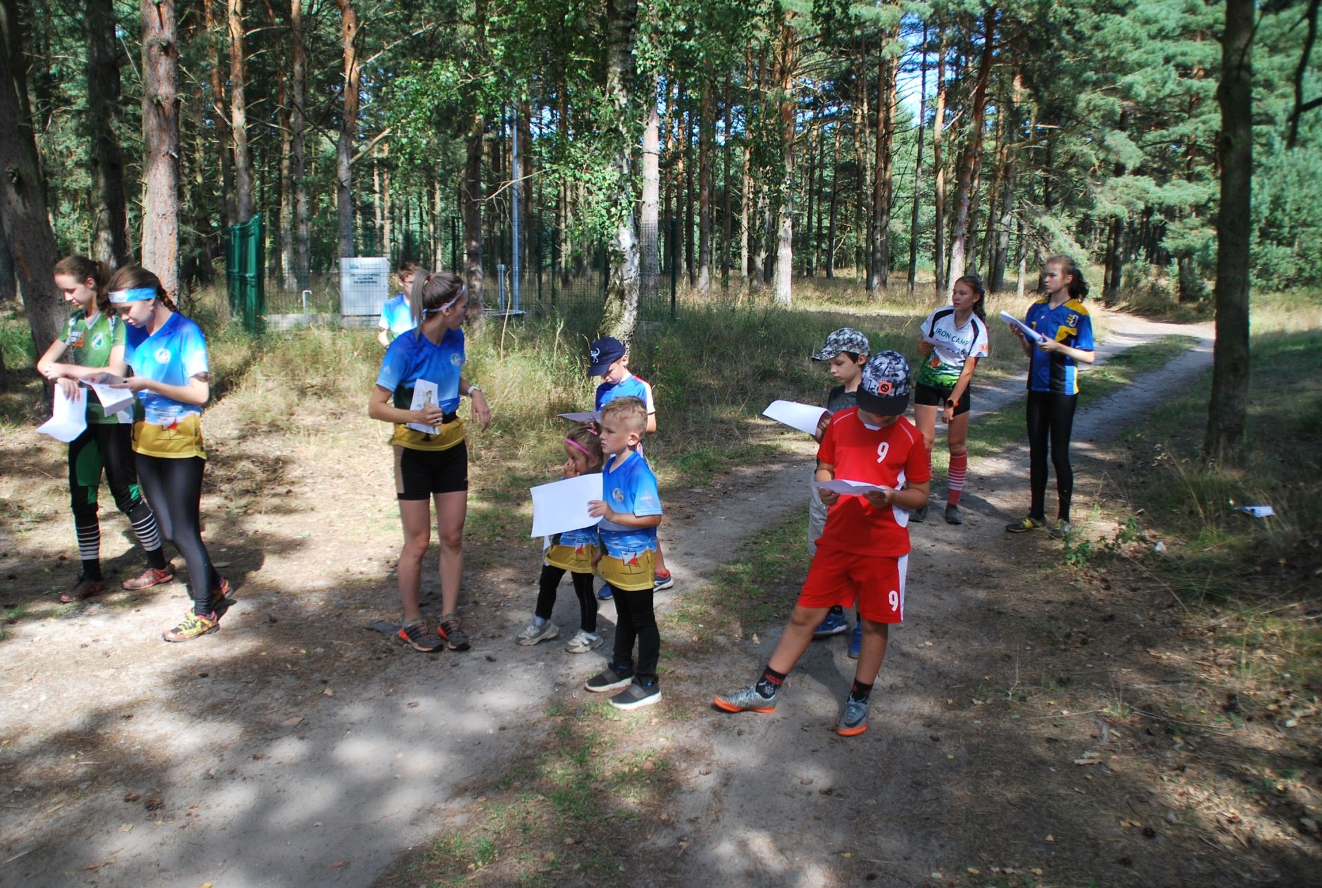 Dzieci podczas treningu biegu na orientację 