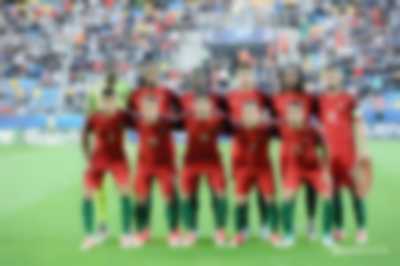 Zespół Portugalii przed meczem z Hiszpanią. Wspólne zdjęcie zespołu ustawionego w dwóch rzędach na murawie na tle pełnej trybuny
