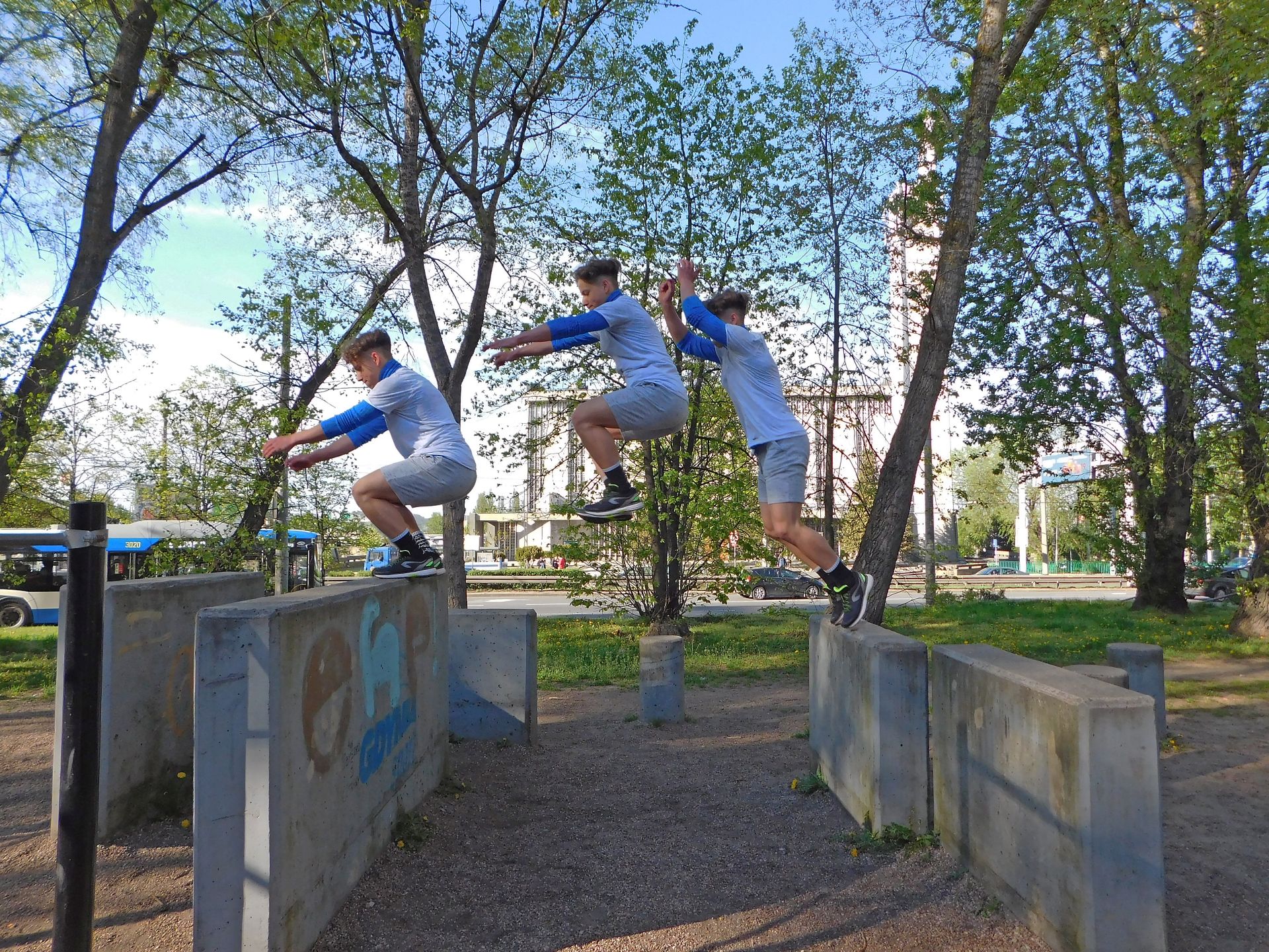 Zdjęcie poakzujące skok parkourowy w 3 częściach - chłopiec skaczący na 3 etapach skoku 