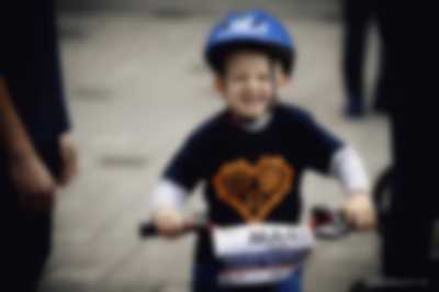 Chłopiec na rowerku 