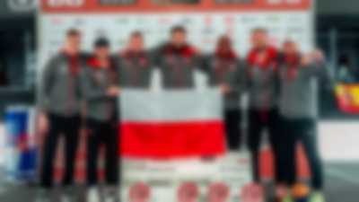 Polski zespół 3x3 z flagą narodową