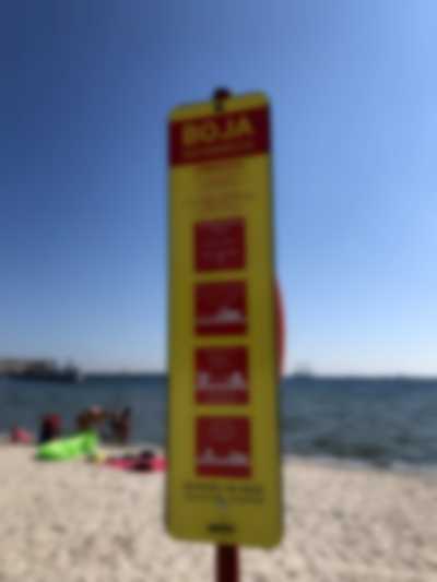 znaki informacyjne wraz z boją na plaży Gdynia Śródmieście, fot. Magda Śliżewska