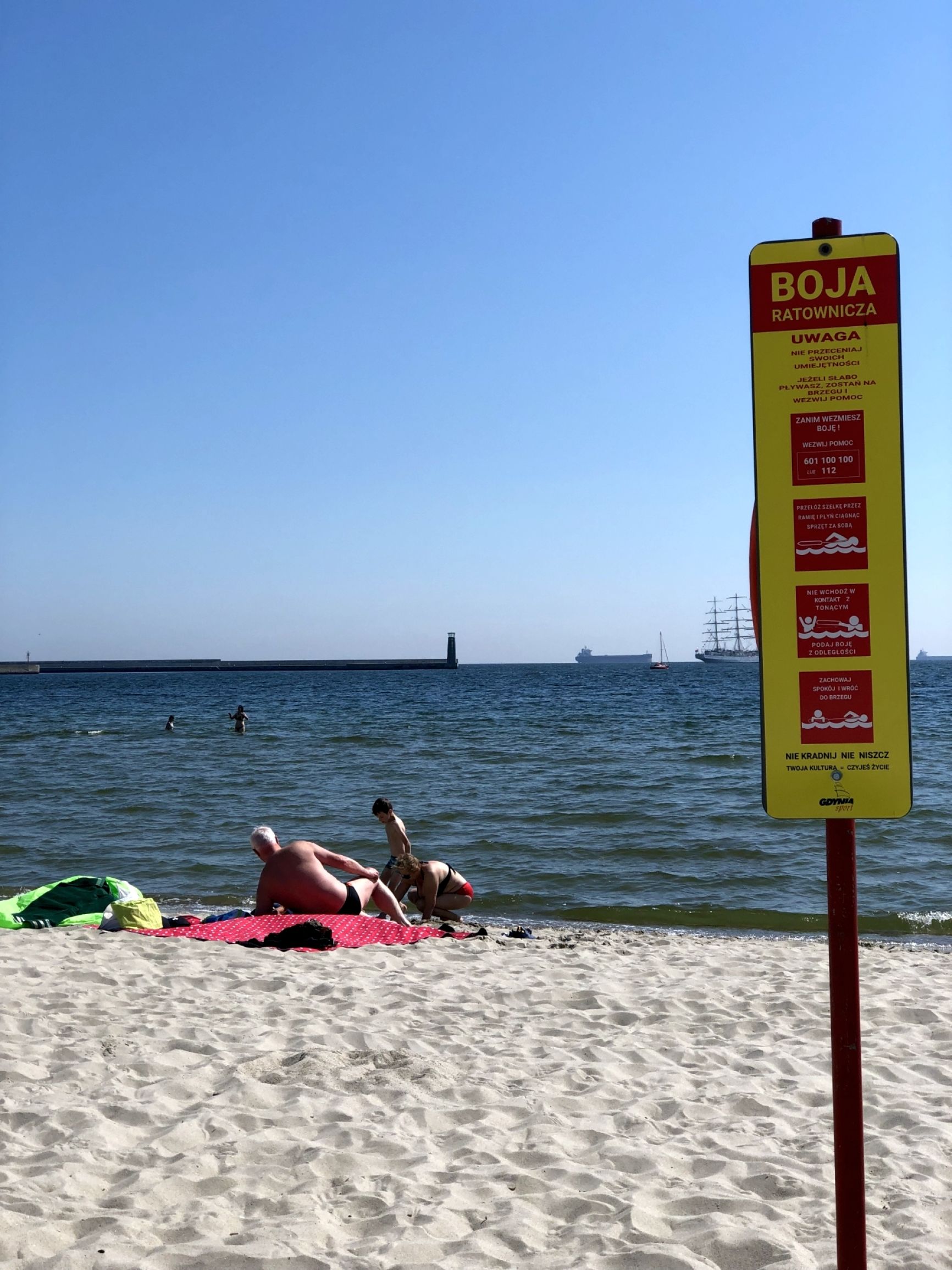 znaki informacyjne wraz z boją na plaży Gdynia Śródmieście 