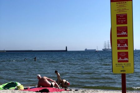 znaki informacyjne wraz z boją na plaży Gdynia Śródmieście